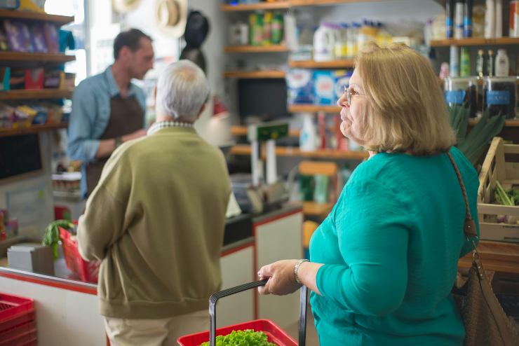 persone al supermercato